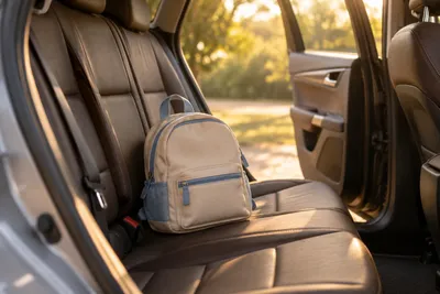 Mochila infantil no banco de trás de um carro, com a porta aberta